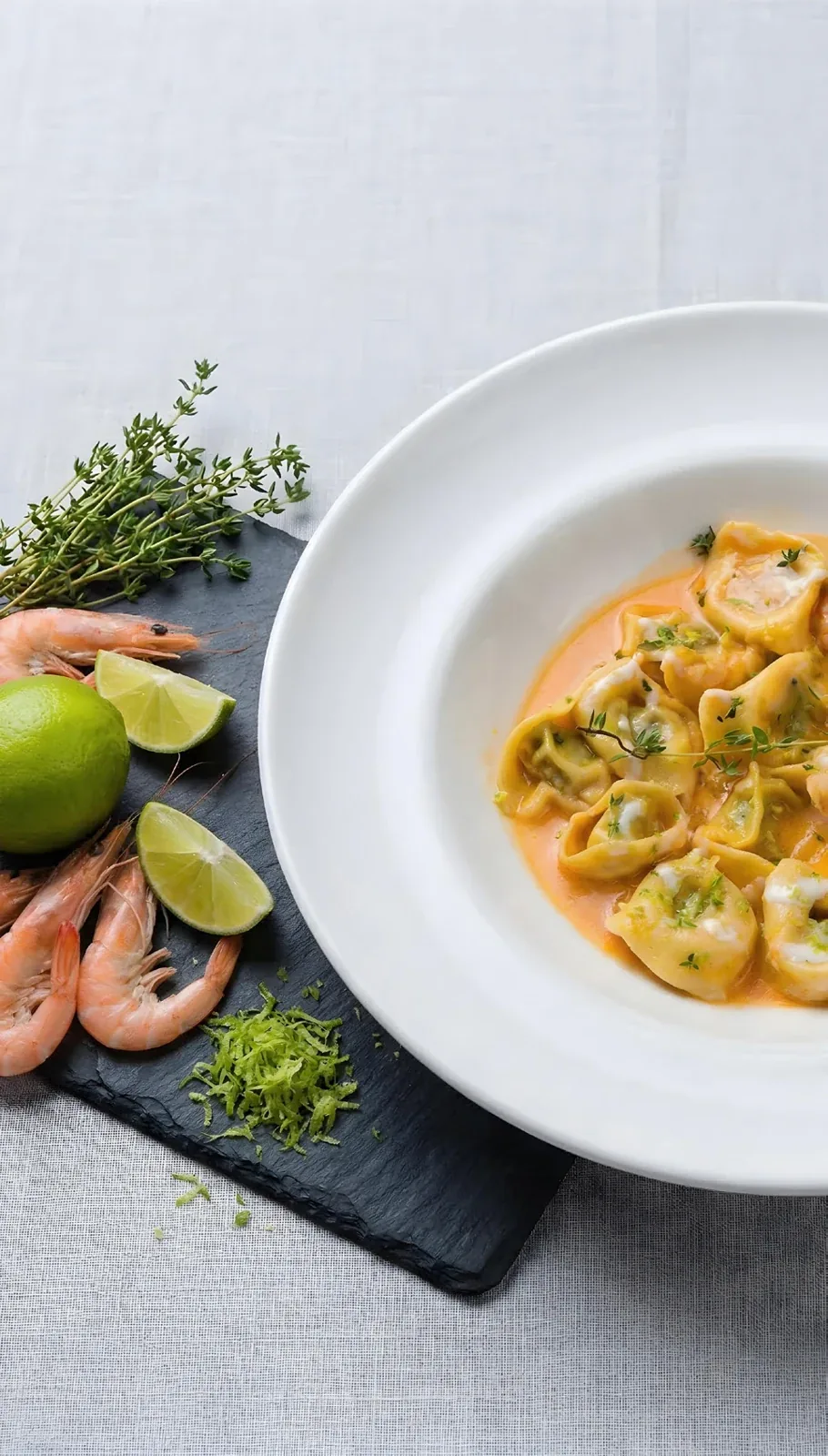 Immagine generata con AI: piatto di pasta con ingredienti disposti sul tavolo.