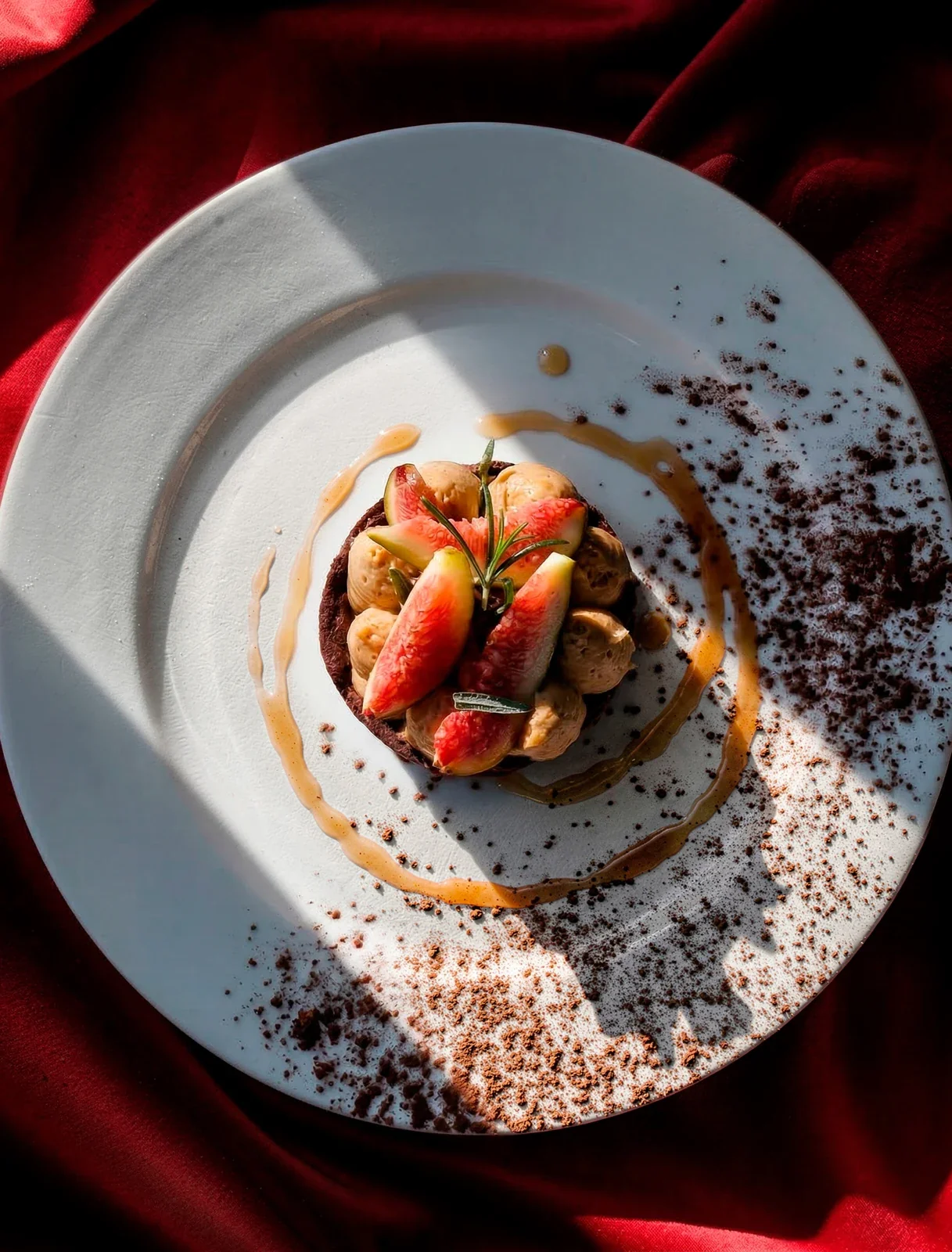 Immagine generata con AI: dessert con frutta su un piatto bianco ambientato su tessuto rosso.