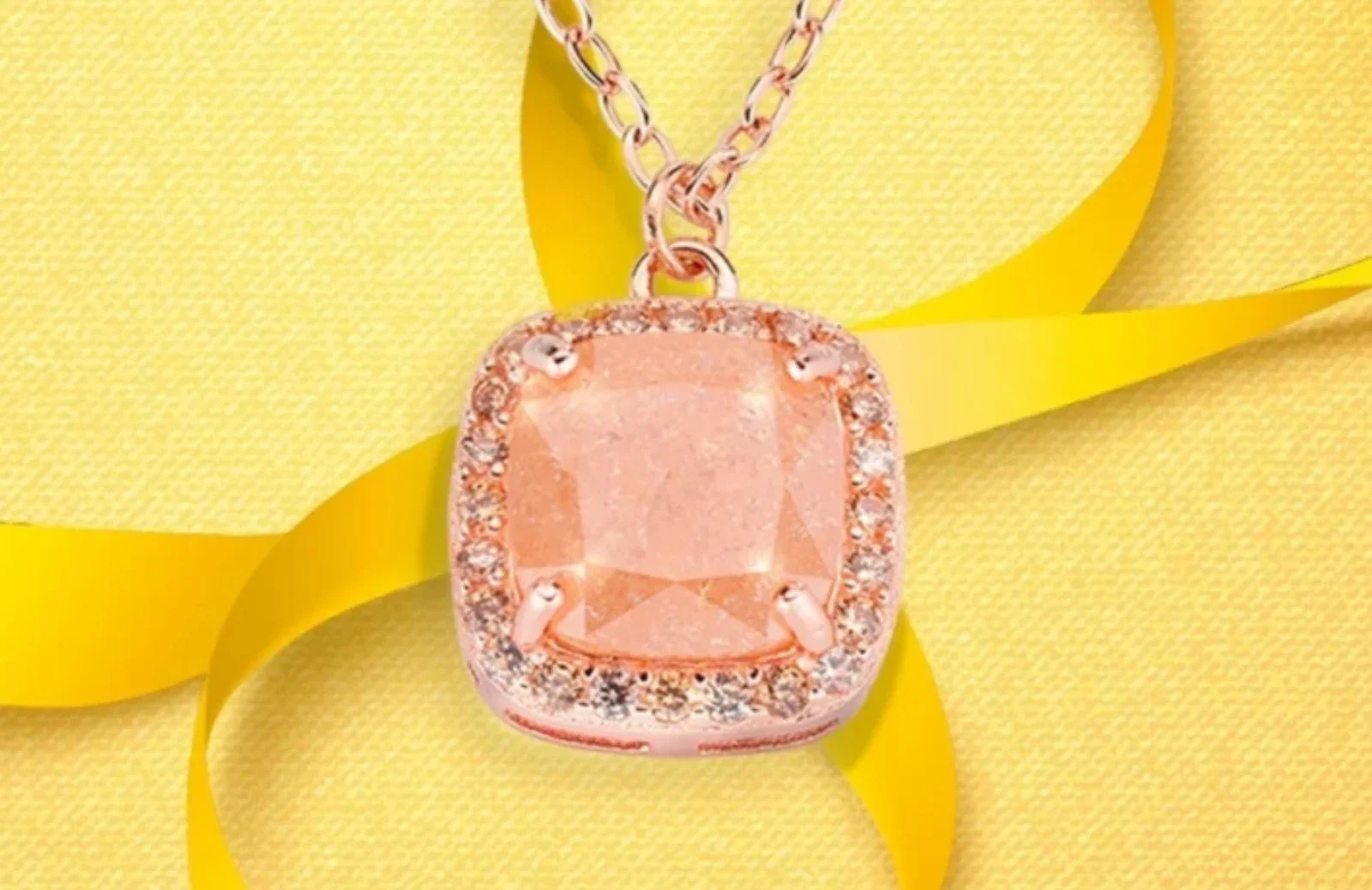 Immagine originale: pendente rosa su un fondo giallo.