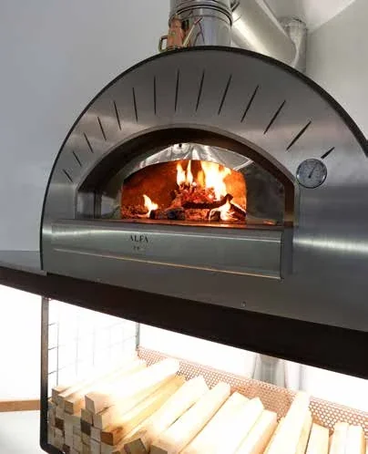 Dettaglio di un forno acceso.