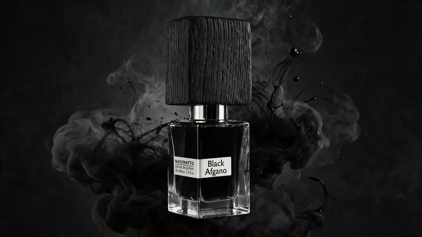 Flacone Black Afgano avvolto da fumo su sfondo scuro, visual AI.