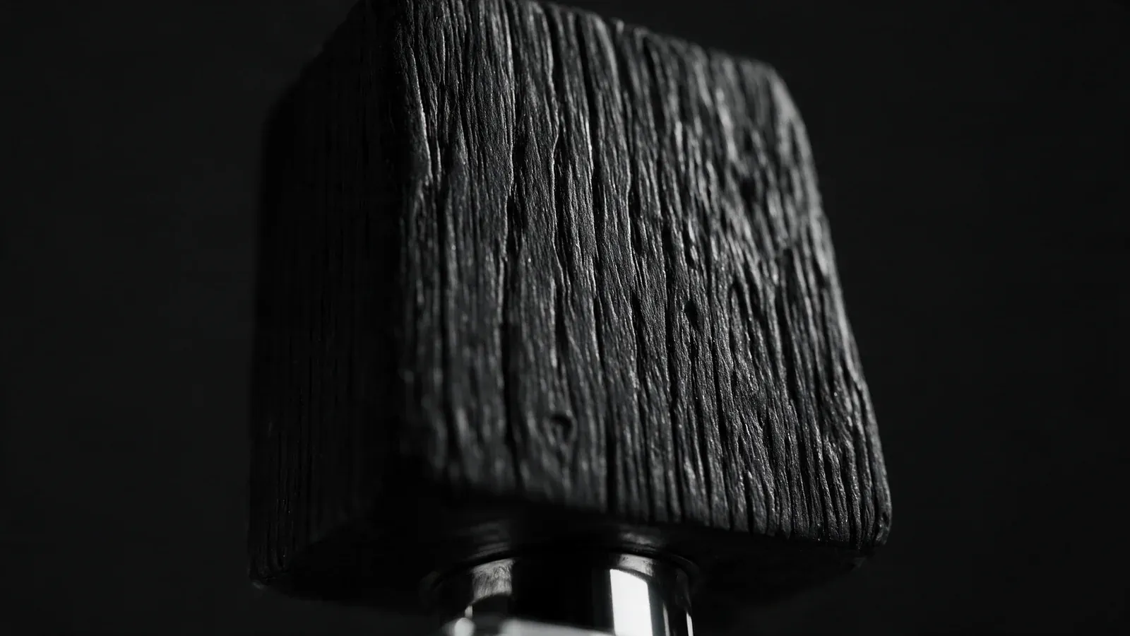 Dettaglio della superficie del tappo in legno Black Afgano, visual AI.
